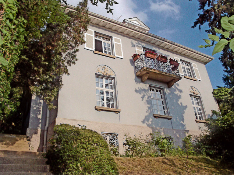 Die wunderschöne Villa vermittelt ein sehr originales Wohngefühl (Baujahr 1924) mit viel Charme und Flair.