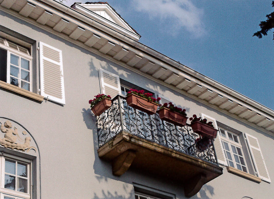 Herrschaftliche, denkmalgeschützte Villenarchitektur im neoklassizitischem bzw. neubarockischem Villenstil.