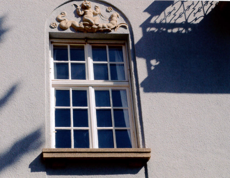 Durch die großzügige Verglasungen (Holz-Sprossenfenster) ist die Villa sonnen- und lichtdurchflutet.