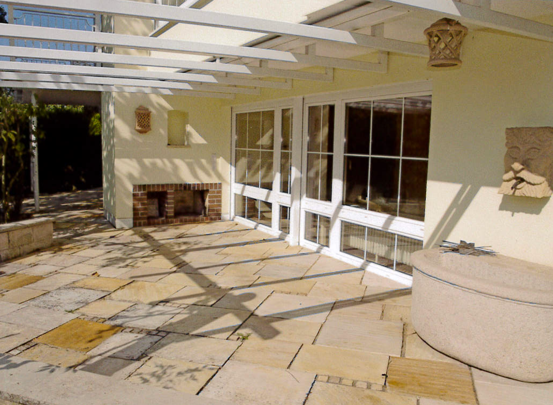 Pergola mit offenem Kamin