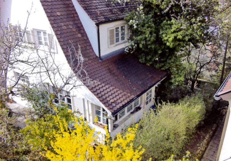 Dieses charmante Einfamilienhaus vermittelt ein sehr originales Wohngefühl (Baujahr 1928) mit viel Charme und Flair.