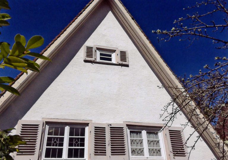Originale, stilgerechte Ausstattung: Holzdielenboden, stilvolle Holztüren, wunderschöne Sprossenfenster, teilweise Bleiv
