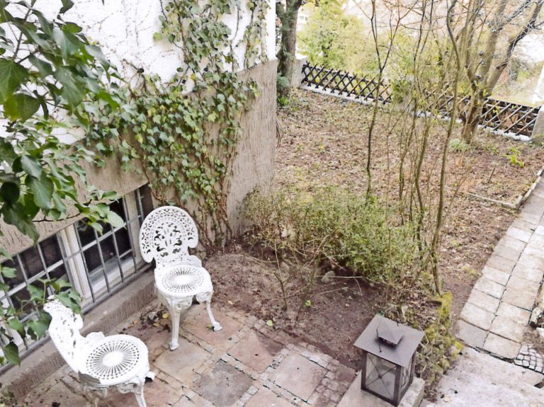 Ca. 741m² herrliches Hausgrundstück mit Terrassen und Freiflächen.