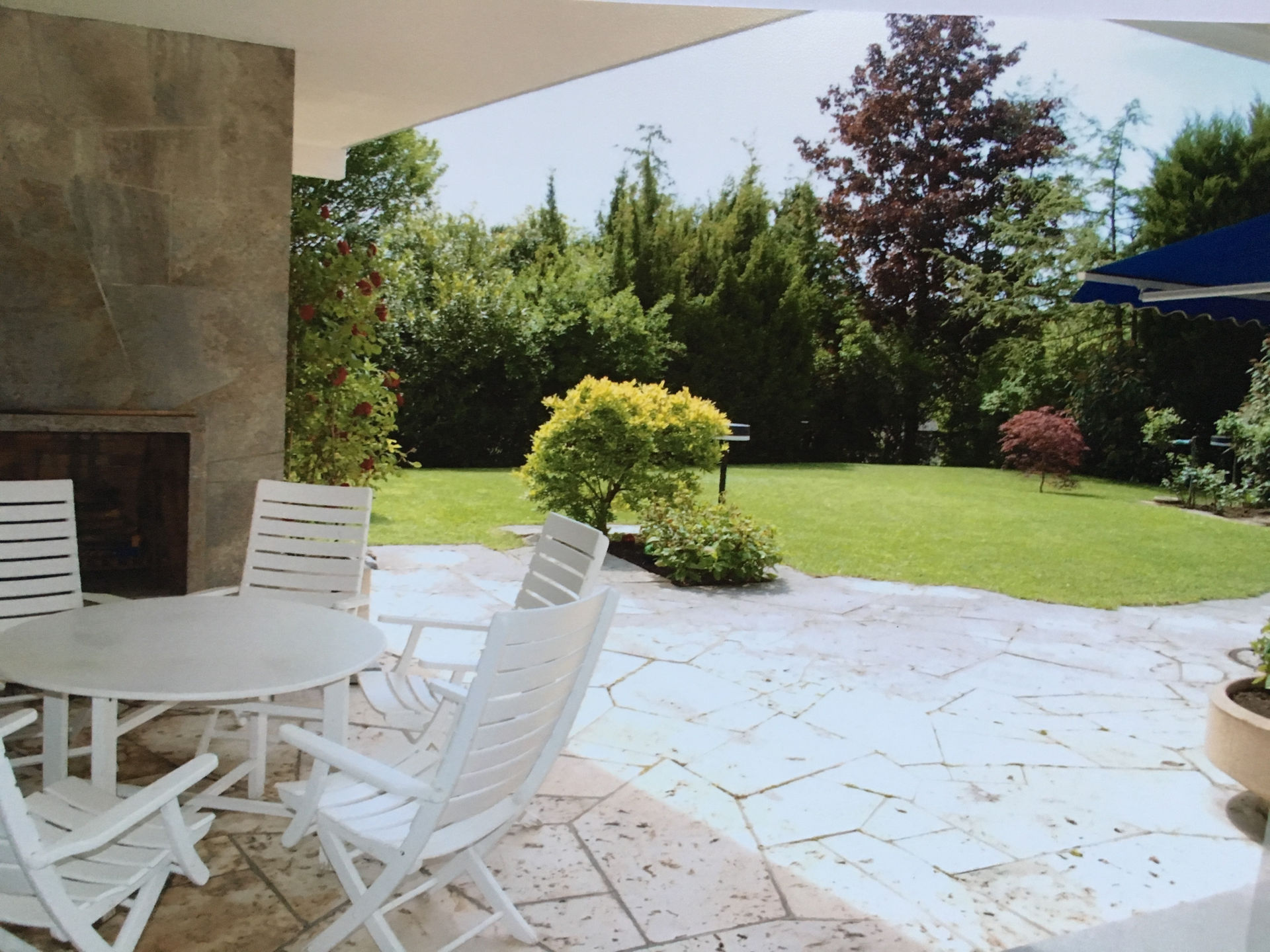 Blick von der Terrasse auf ein großes Grundstück einer Villa aus den 60-Jahren in Stuttgart-Vaihingen.