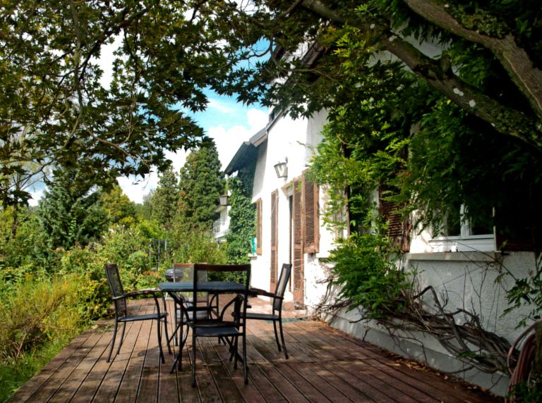herrliches Traumgrundstück in bester sonniger Südlage mit Terrassen und Freiflächen