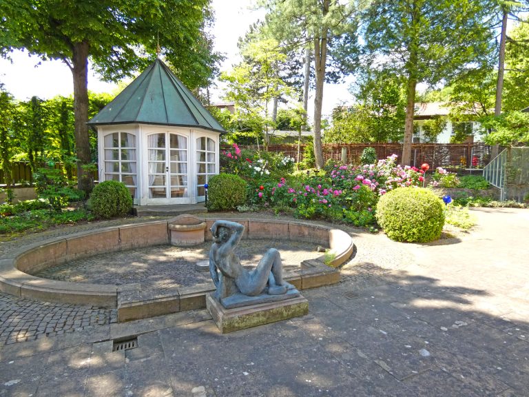 Gartenansicht mit Teehaus