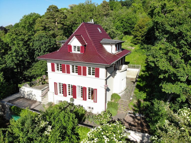 Die sehr geschmack- und stilvolle, herrschaftliche Villa wurde 1928 von einem Stuttgarter Architekten im Landhausstil er