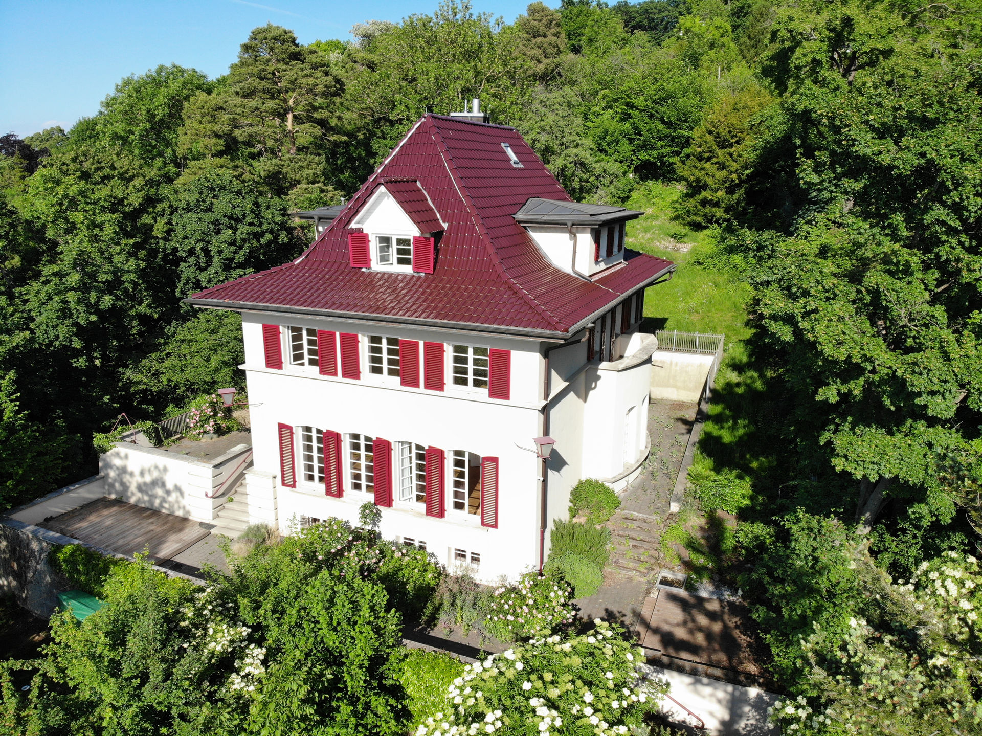 Die sehr geschmack- und stilvolle, herrschaftliche Villa wurde 1928 von einem Stuttgarter Architekten im Landhausstil er