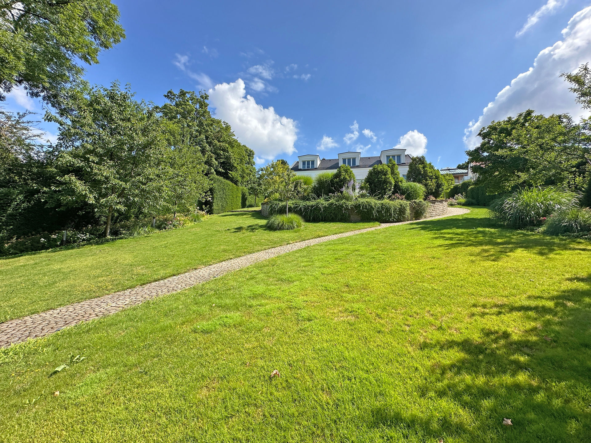 Einzigartige Rarität! Villa in bester Villen-/Aussichtslage (Nähe Am Bismarckturm) von in Stuttgart
