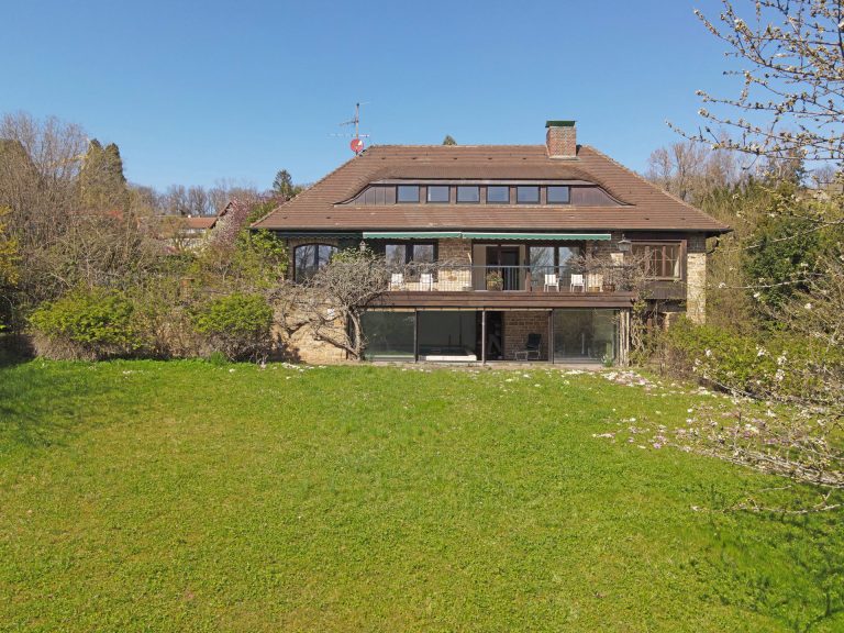 Wunderschöne Villa mit ca. 2.352 m² Traumgrundstück, Schwimmhalle in bester Lage von in Stuttgart