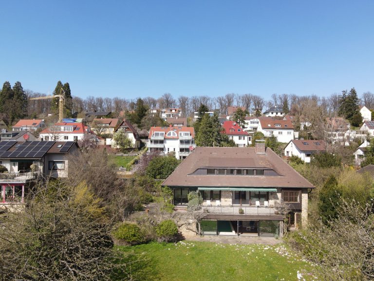 Wunderschöne Villa mit ca. 2.352 m² Traumgrundstück, Schwimmhalle in bester Lage von in Stuttgart