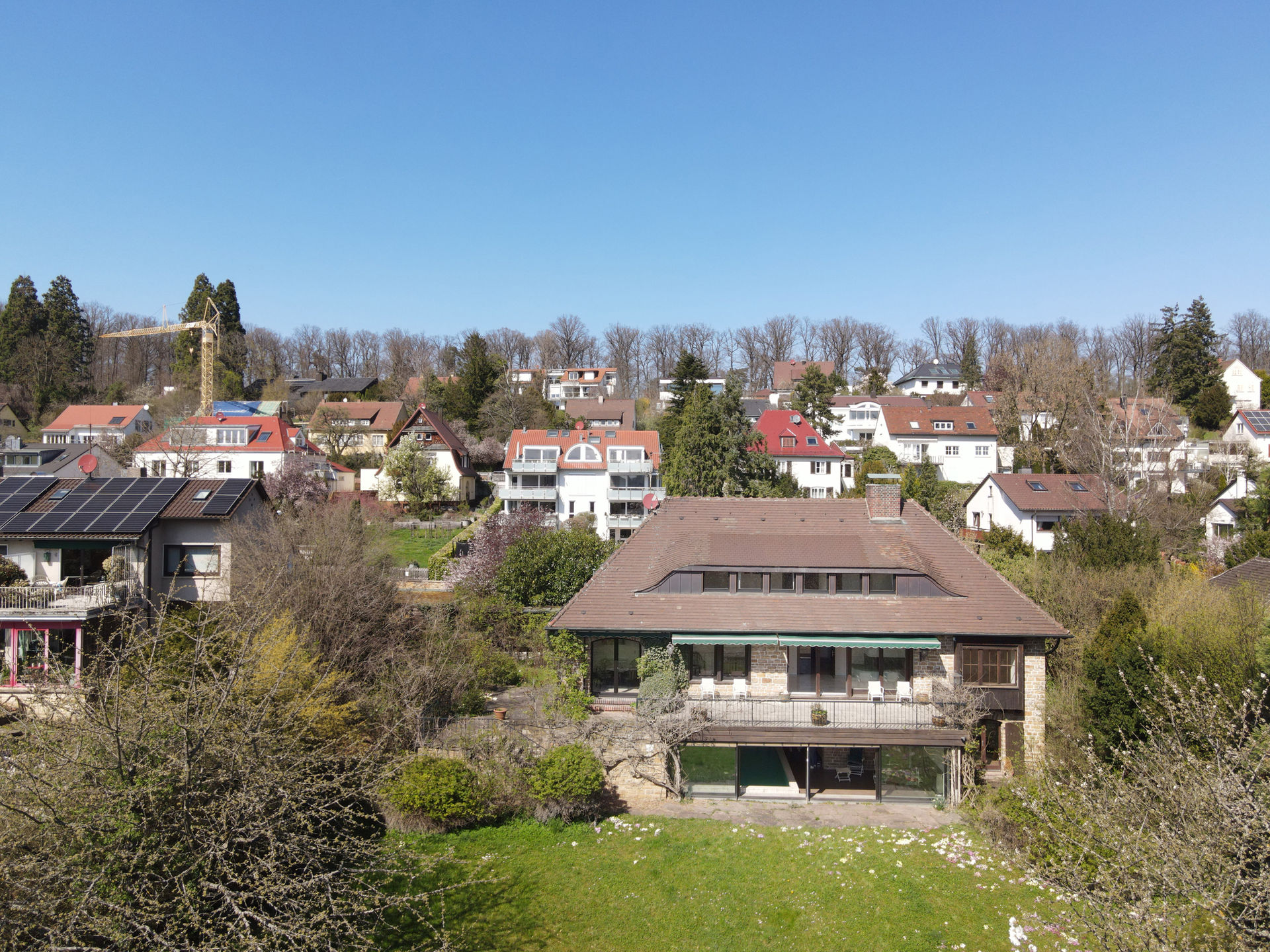 Wunderschöne Villa mit ca. 2.352 m² Traumgrundstück, Schwimmhalle in bester Lage von in Stuttgart