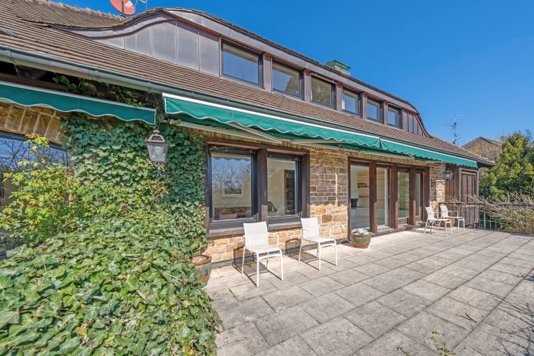 Wunderschöne Villa mit ca. 2.352 m² Traumgrundstück, Schwimmhalle in bester Lage von in Stuttgart