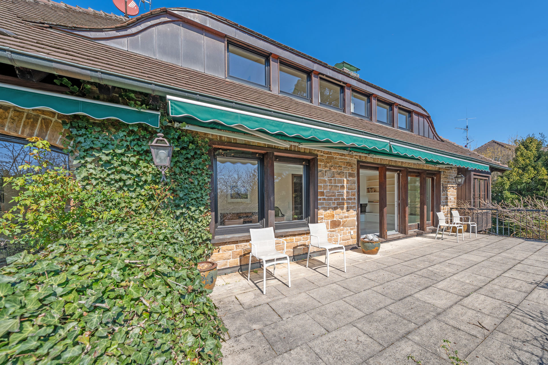 Wunderschöne Villa mit ca. 2.352 m² Traumgrundstück, Schwimmhalle in bester Lage von in Stuttgart