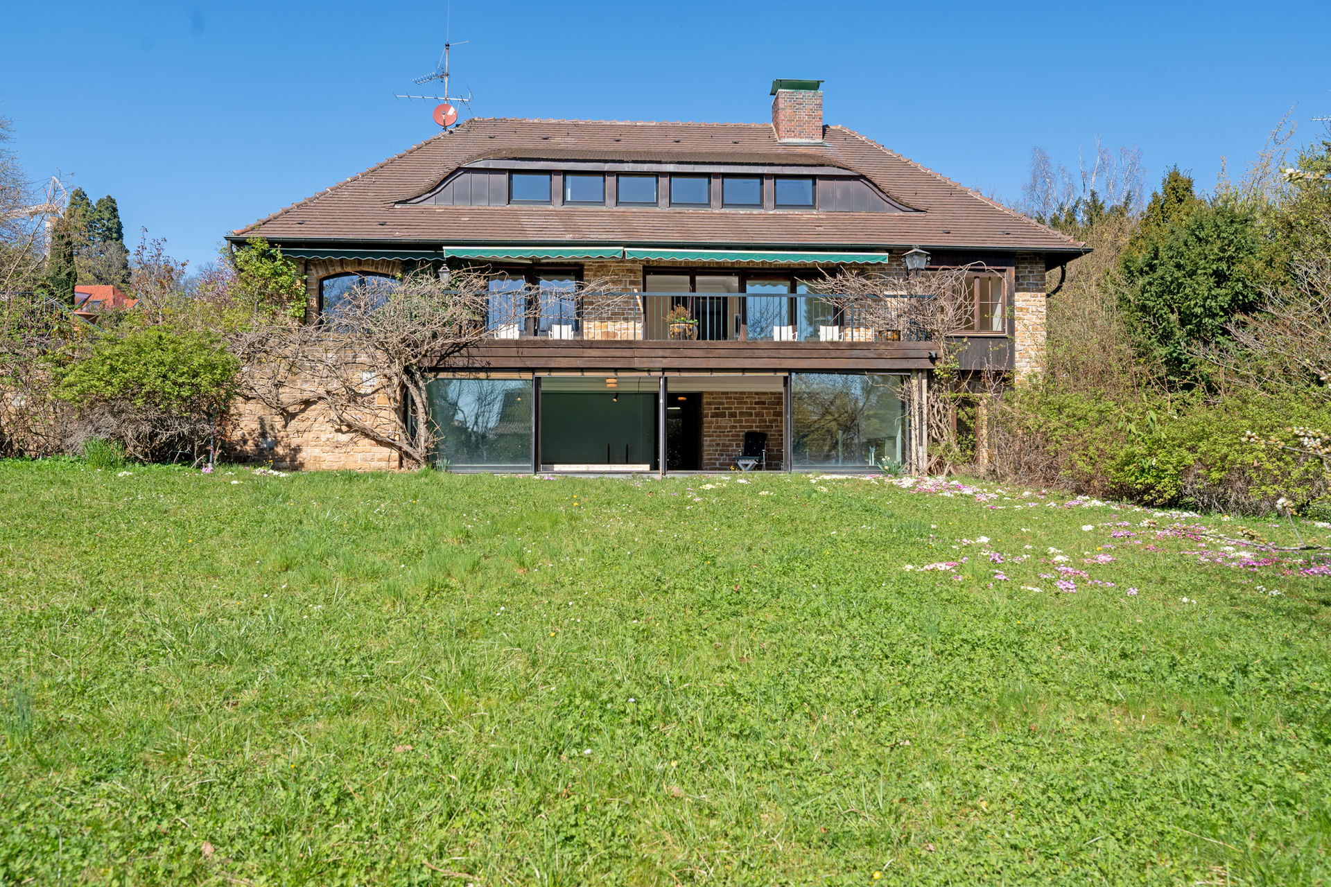 Wunderschöne Villa mit ca. 2.352 m² Traumgrundstück, Schwimmhalle in bester Lage von in Stuttgart