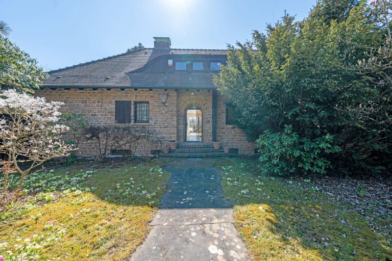 Wunderschöne Villa mit ca. 2.352 m² Traumgrundstück, Schwimmhalle in bester Lage von in Stuttgart