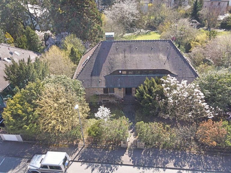 Wunderschöne Villa mit ca. 2.352 m² Traumgrundstück, Schwimmhalle in bester Lage von in Stuttgart