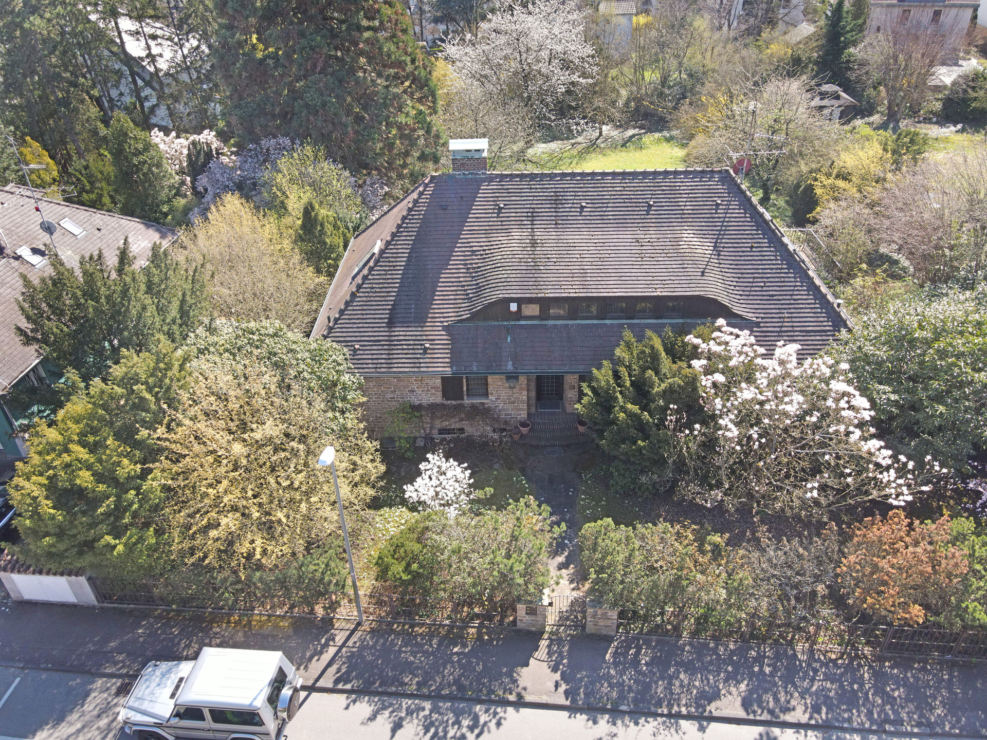 Wunderschöne Villa mit ca. 2.352 m² Traumgrundstück, Schwimmhalle in bester Lage von in Stuttgart
