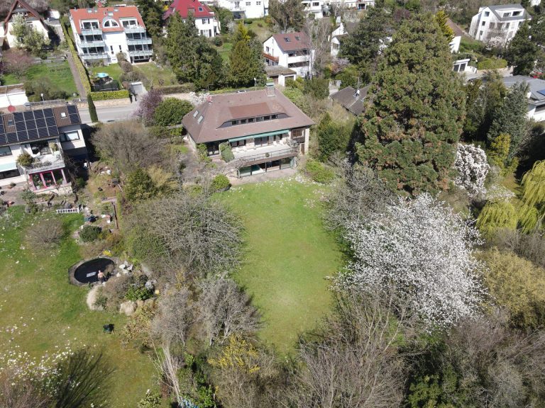Wunderschöne Villa mit ca. 2.352 m² Traumgrundstück, Schwimmhalle in bester Lage von in Stuttgart