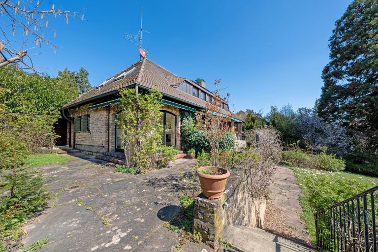 Wunderschöne Villa mit ca. 2.352 m² Traumgrundstück, Schwimmhalle in bester Lage von in Stuttgart