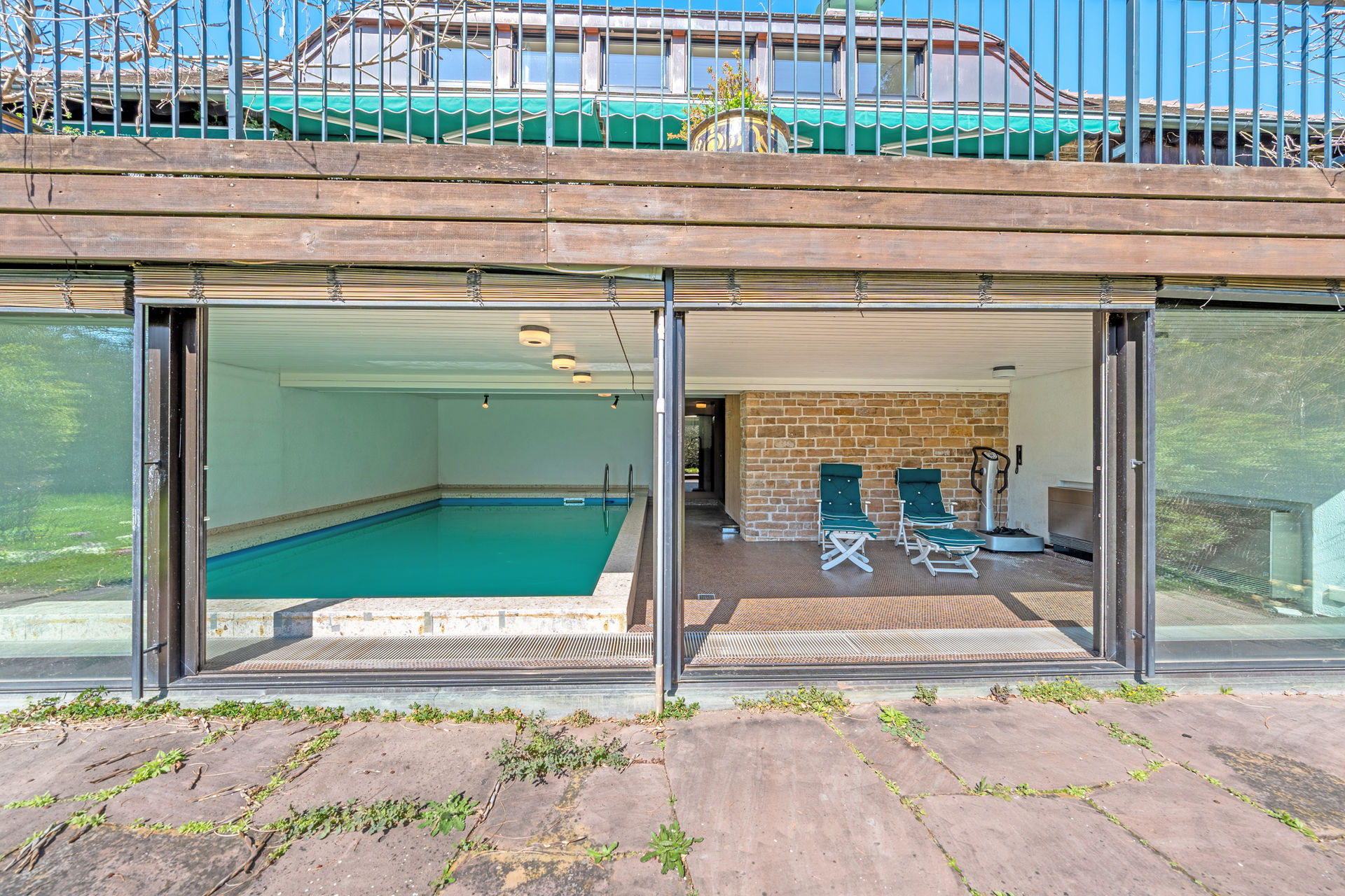 Wunderschöne Villa mit ca. 2.352 m² Traumgrundstück, Schwimmhalle in bester Lage von in Stuttgart