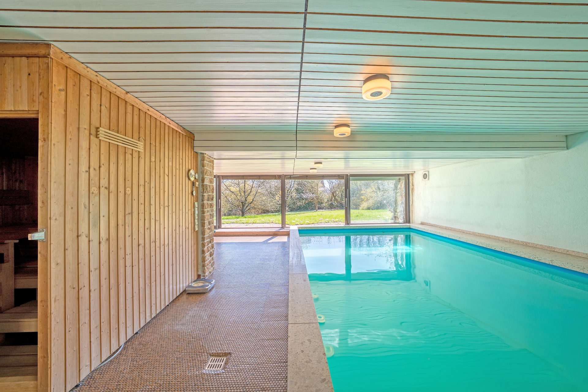 Wunderschöne Villa mit ca. 2.352 m² Traumgrundstück, Schwimmhalle in bester Lage von in Stuttgart