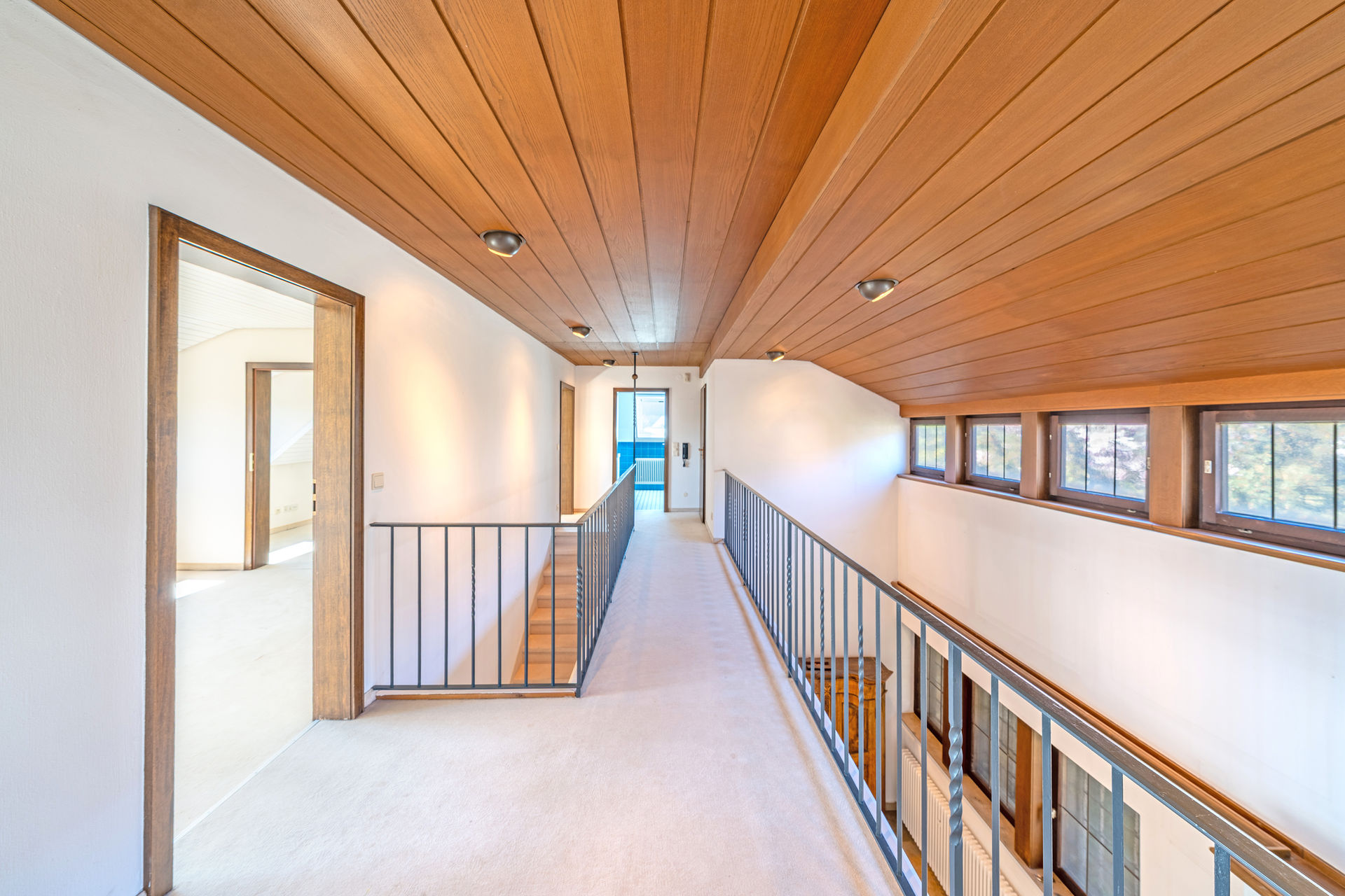 Wunderschöne Villa mit ca. 2.352 m² Traumgrundstück, Schwimmhalle in bester Lage von in Stuttgart