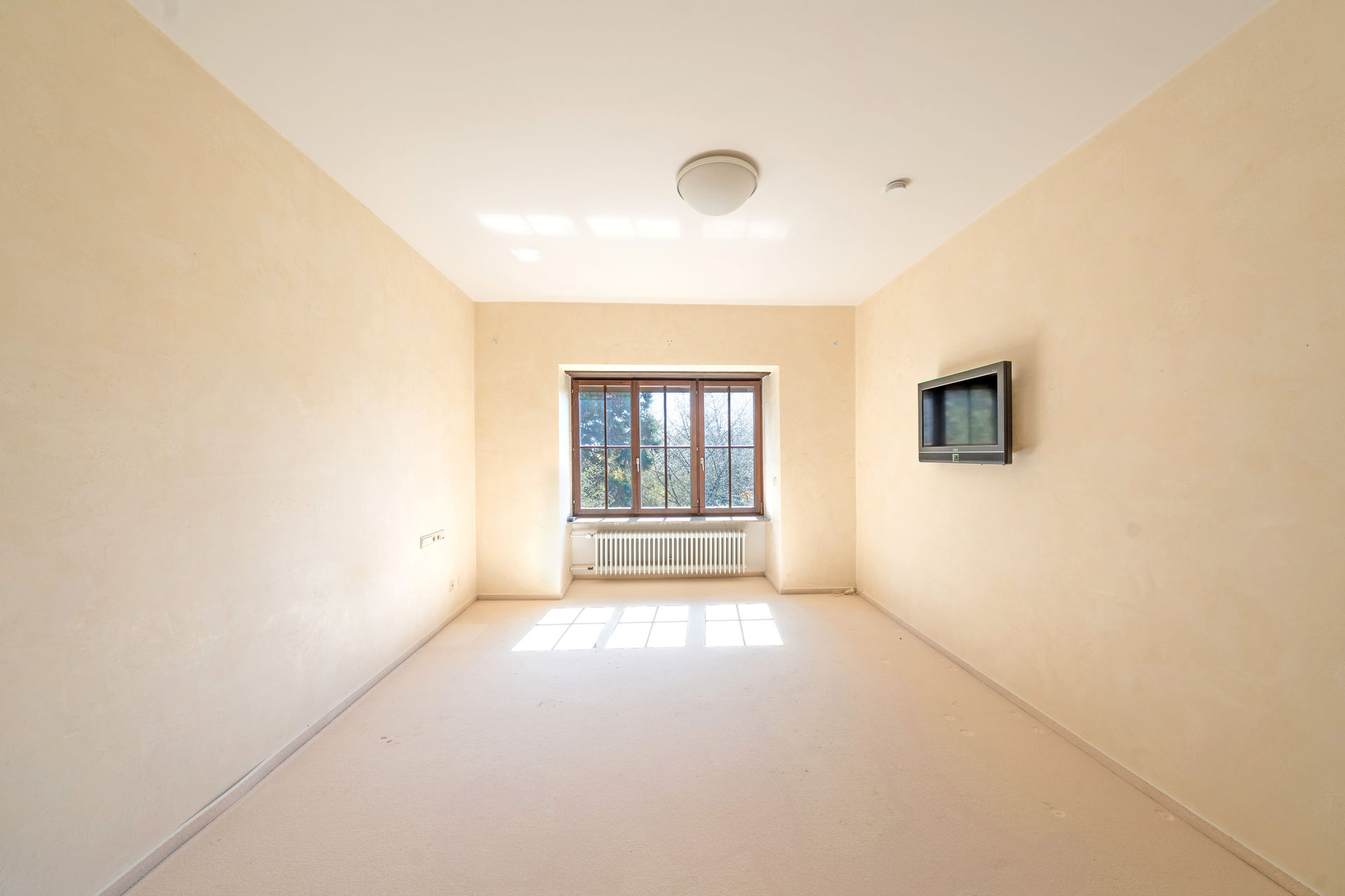 Wunderschöne Villa mit ca. 2.352 m² Traumgrundstück, Schwimmhalle in bester Lage von in Stuttgart