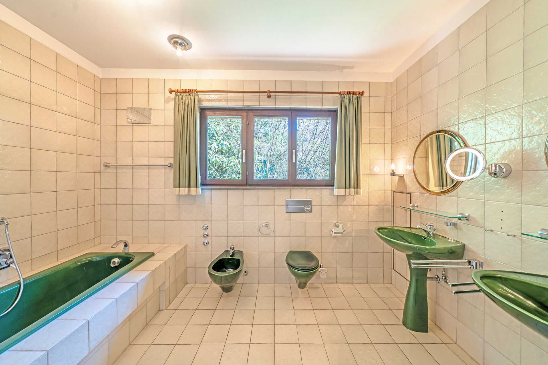 Wunderschöne Villa mit ca. 2.352 m² Traumgrundstück, Schwimmhalle in bester Lage von in Stuttgart