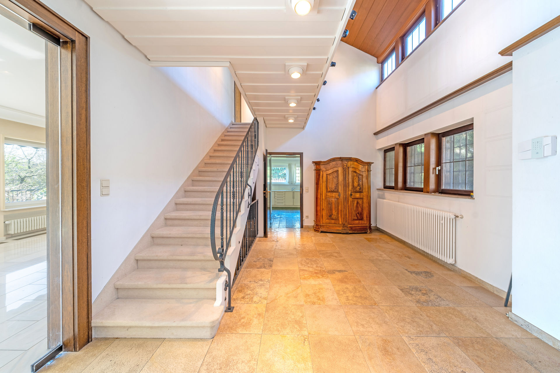 Wunderschöne Villa mit ca. 2.352 m² Traumgrundstück, Schwimmhalle in bester Lage von in Stuttgart